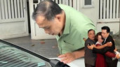 Người bố ruột được MC Trấn Thành bí mật đặt ô tô trước cửa nhà: 5 lần khóc vì con