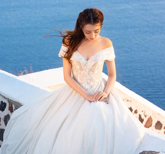 Nhiệt Ba từng diện váy cưới chụp ảnh khi du lịch tại Hy Lạp, nhan sắc làm rung động lòng người. Ảnh: Weibo.
