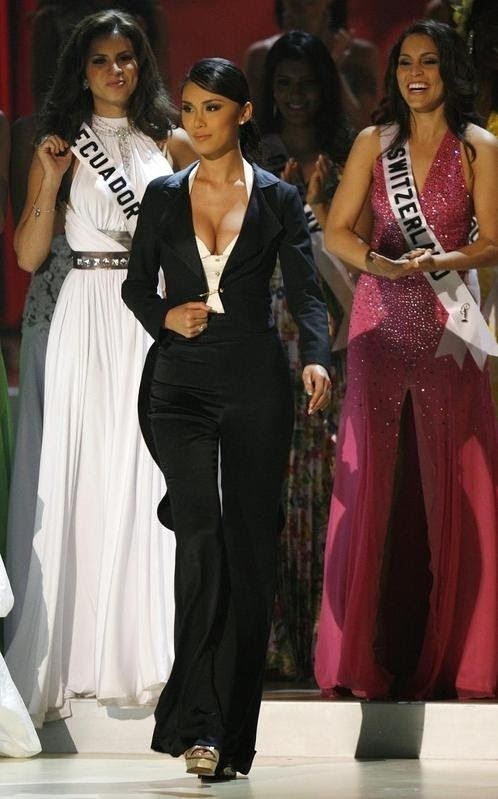 Bộ suit tôn dáng nhưng sai dịp của Miss Japan trong đêm chung kết Miss Universe 2008.