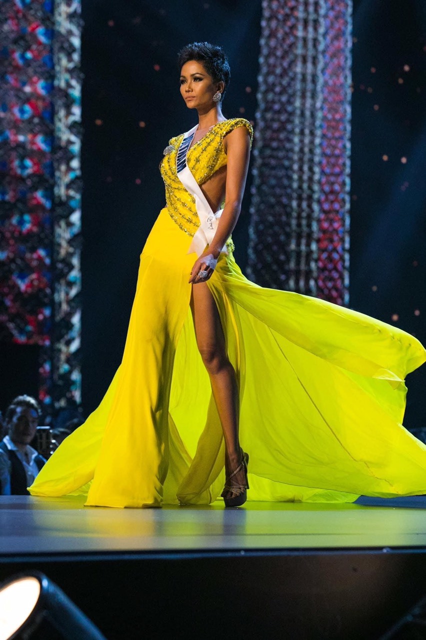 Cận cảnh chiếc váy vàng với phần tà rộng và thướt tha giúp H'Hen Niê thực hiện cú xoay váy ấn tượng tại bán kết Miss Universe 2018. (Ảnh: FB H'Hen Niê)