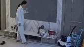 Mẹ nhanh trí dùng chân đỡ con trai rơi khỏi kệ tủ ti vi