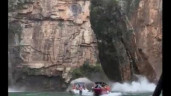 Khoảnh khắc vách đá khổng lồ rơi trúng 3 thuyền chở du khách